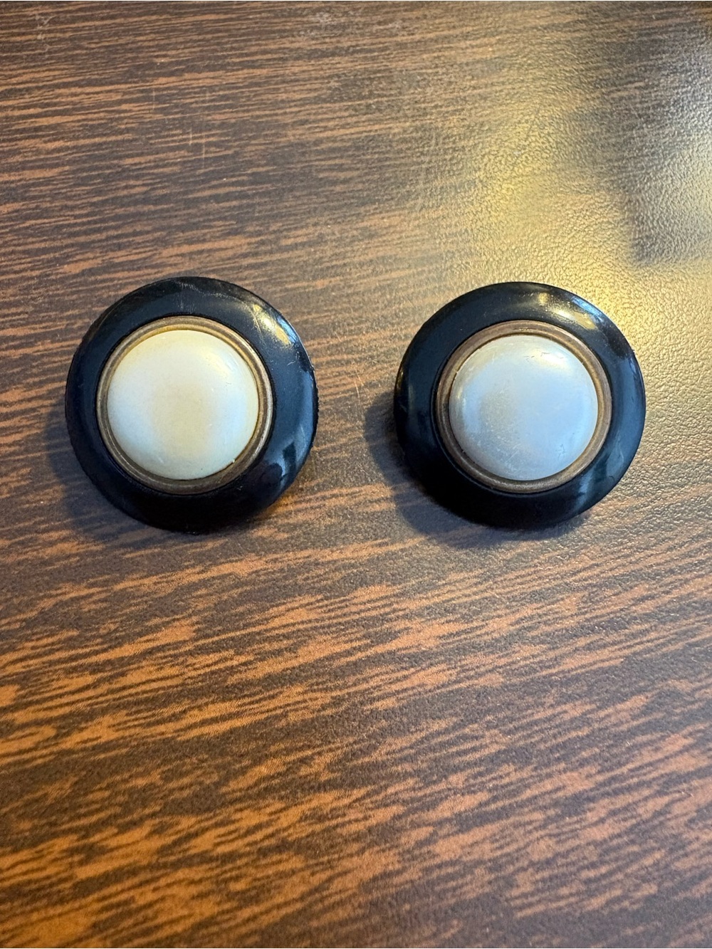Vintage 80s Black & White Clip On Earrings – Mod Minimalist Style